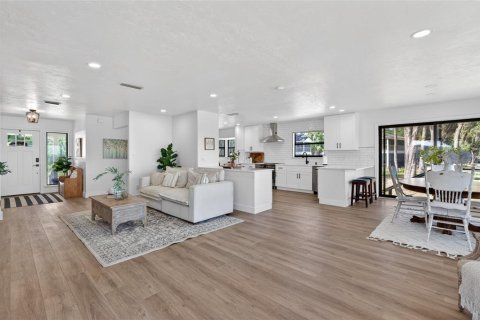 House in Melrose, Florida 4 bedrooms, 256.6 sq.m. № 2095534 - photo 21
