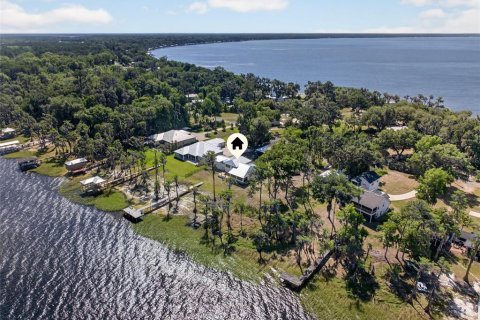 House in Melrose, Florida 4 bedrooms, 256.6 sq.m. № 2095534 - photo 2
