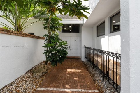 Villa ou maison à vendre à Miami, Floride: 4 chambres, 383.69 m2 № 1862133 - photo 4