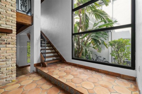 Villa ou maison à vendre à Miami, Floride: 4 chambres, 383.69 m2 № 1862133 - photo 12