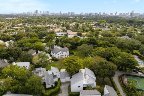 Villa ou maison à vendre à Miami, Floride: 4 chambres, 383.69 m2 № 1862133 - photo 1