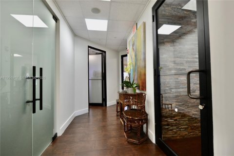 Propiedad comercial en venta en Miami, Florida № 2007986 - foto 5