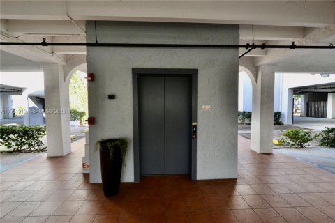 Propiedad comercial en venta en Miami, Florida № 2007986 - foto 12