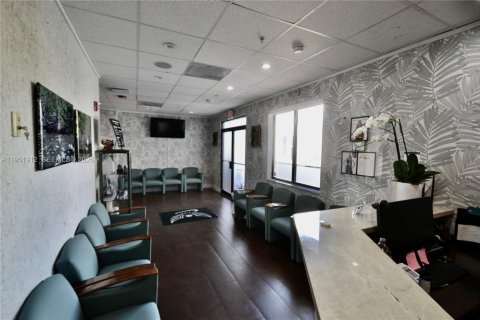 Propiedad comercial en venta en Miami, Florida № 2007986 - foto 2