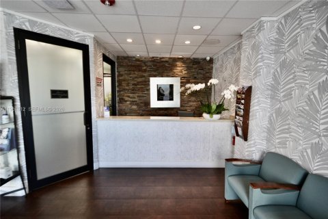 Propiedad comercial en venta en Miami, Florida № 2007986 - foto 9