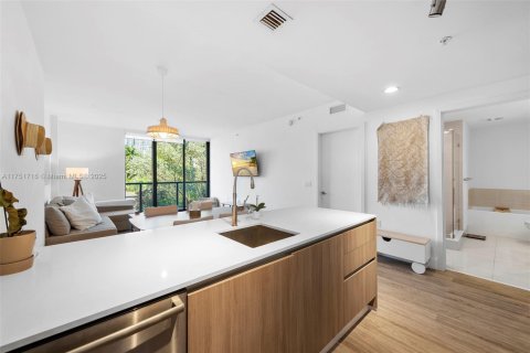 Condo in Miami, Florida, 1 bedroom  № 1861496 - photo 10