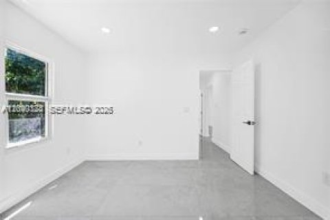 House in Opa-locka, Florida 3 bedrooms, 119.29 sq.m. № 2086626 - photo 3