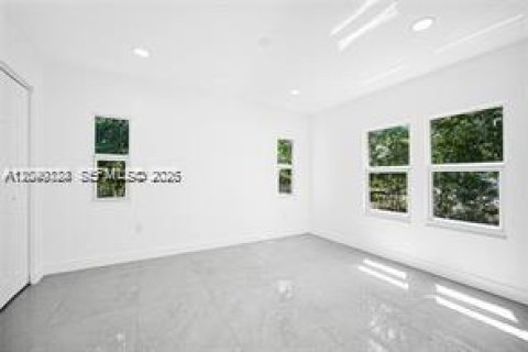 House in Opa-locka, Florida 3 bedrooms, 119.29 sq.m. № 2086626 - photo 8