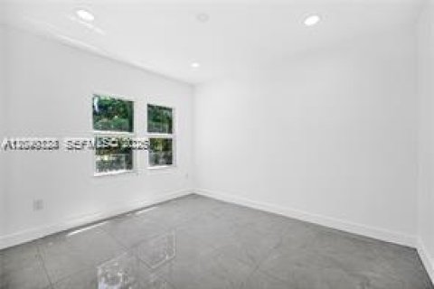 House in Opa-locka, Florida 3 bedrooms, 119.29 sq.m. № 2086626 - photo 6