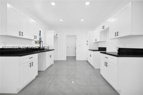 House in Opa-locka, Florida 3 bedrooms, 119.29 sq.m. № 2086626 - photo 17