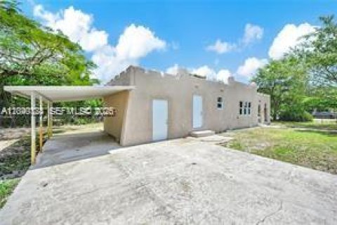 House in Opa-locka, Florida 3 bedrooms, 119.29 sq.m. № 2086626