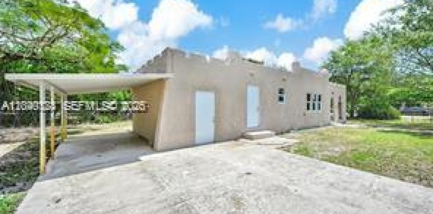 House in Opa-locka, Florida 3 bedrooms, 119.29 sq.m. № 2086626