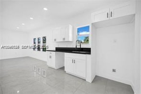 House in Opa-locka, Florida 3 bedrooms, 119.29 sq.m. № 2086626 - photo 19