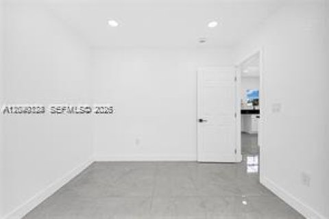 House in Opa-locka, Florida 3 bedrooms, 119.29 sq.m. № 2086626 - photo 7