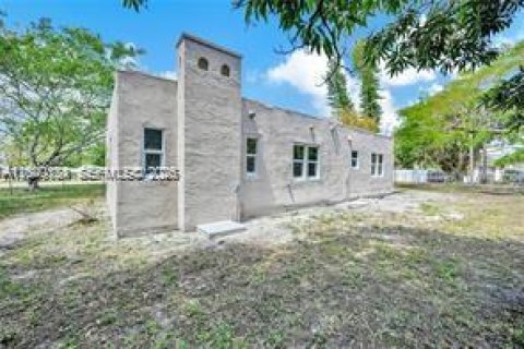 House in Opa-locka, Florida 3 bedrooms, 119.29 sq.m. № 2086626 - photo 23