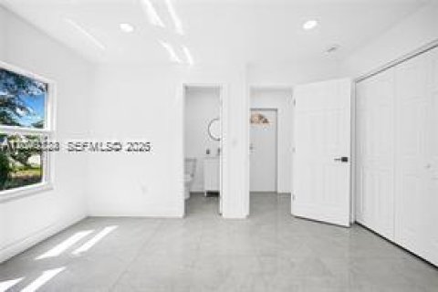 House in Opa-locka, Florida 3 bedrooms, 119.29 sq.m. № 2086626 - photo 10