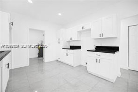House in Opa-locka, Florida 3 bedrooms, 119.29 sq.m. № 2086626 - photo 18