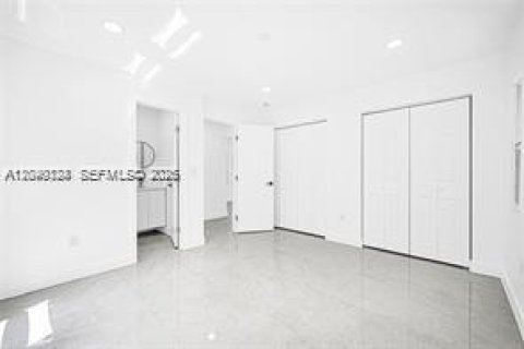 House in Opa-locka, Florida 3 bedrooms, 119.29 sq.m. № 2086626 - photo 9