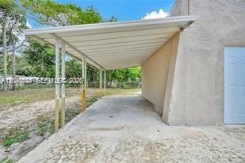 House in Opa-locka, Florida 3 bedrooms, 119.29 sq.m. № 2086626 - photo 25