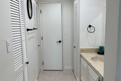 Condominio en alquiler en Lauderdale-by-the-Sea, Florida, 1 dormitorio, 78.97 m2 № 1949277 - foto 22