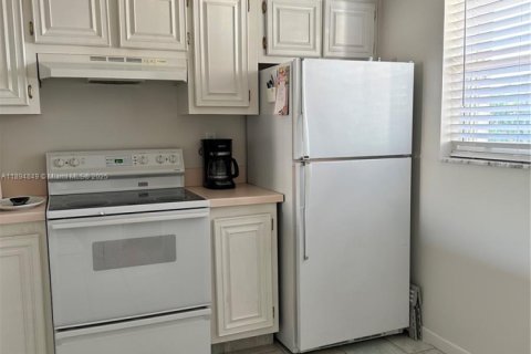 Condominio en alquiler en Lauderdale-by-the-Sea, Florida, 1 dormitorio, 78.97 m2 № 1949277 - foto 15