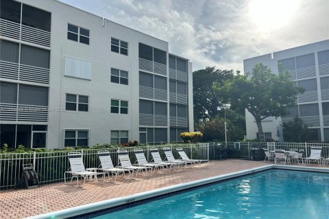 Condominio en alquiler en Lauderdale-by-the-Sea, Florida, 1 dormitorio, 78.97 m2 № 1949277 - foto 24