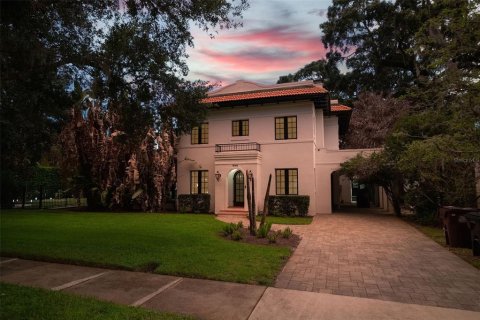 House in Orlando, Florida 4 bedrooms, 327.48 sq.m. № 2149683