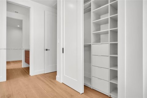 Casa en venta en Miami, Florida, 3 dormitorios, 160.07 m2 № 1897431 - foto 29