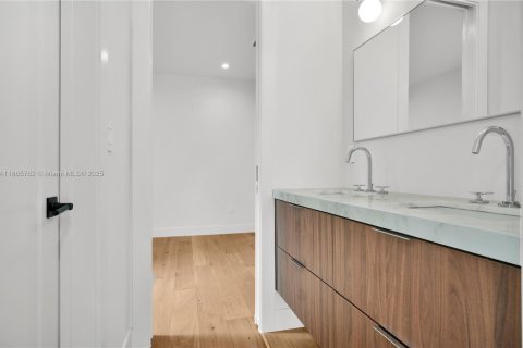 Casa en venta en Miami, Florida, 3 dormitorios, 160.07 m2 № 1897431 - foto 30