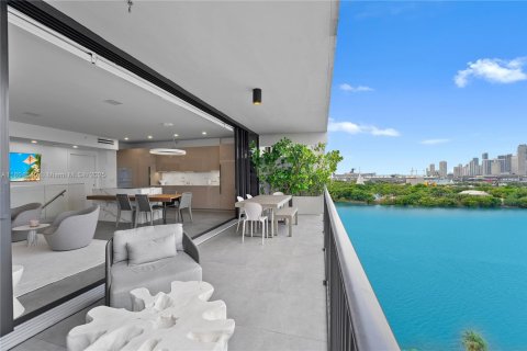 Condominio en Miami, Florida, 1 dormitorio  № 2012495