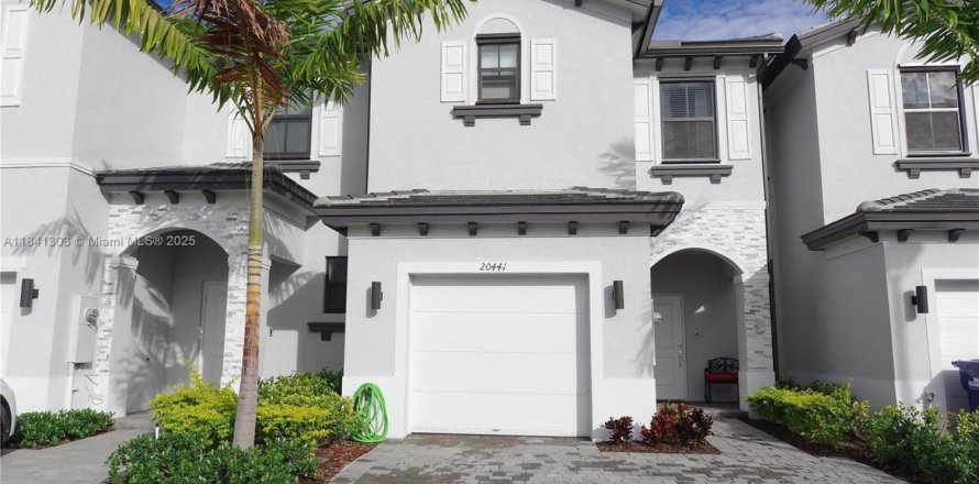 Adosado en Miami Gardens, Florida 3 dormitorios, 131.83 m2 № 1832246