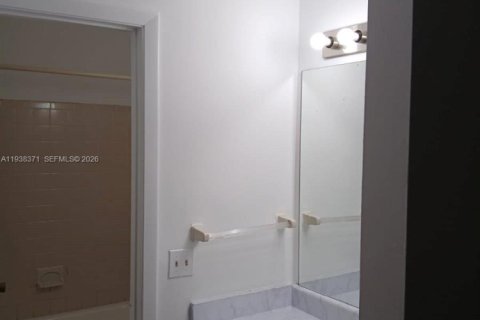 Condo in Pompano Beach, Florida, 1 bedroom  № 1995993 - photo 11