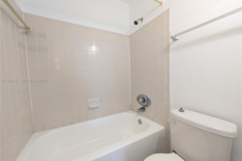 Снять в аренду кондоминиум в Помпано-Бич, Флорида 1 спальня, 57.6м2, № 1995993 - фото 21