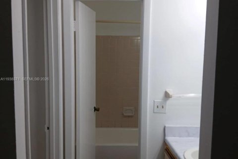 Condo in Pompano Beach, Florida, 1 bedroom  № 1995993 - photo 14