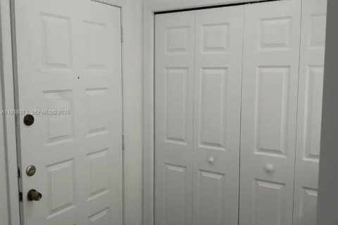 Condo in Pompano Beach, Florida, 1 bedroom  № 1995993 - photo 12