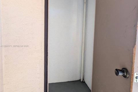 Снять в аренду кондоминиум в Помпано-Бич, Флорида 1 спальня, 57.6м2, № 1995993 - фото 27