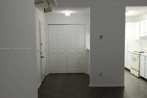 Condo in Pompano Beach, Florida, 1 bedroom  № 1995993 - photo 3