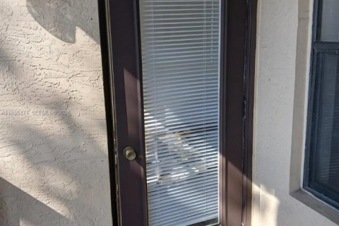 Condo in Pompano Beach, Florida, 1 bedroom  № 1995993 - photo 10