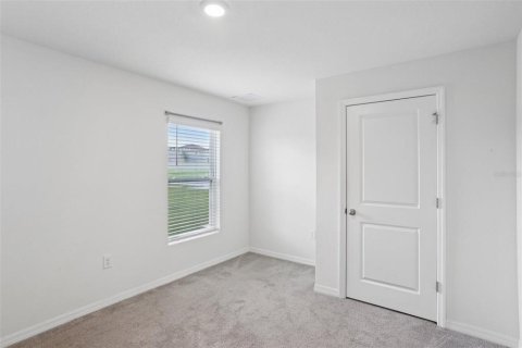 House in Zephyrhills, Florida 5 bedrooms, 227.33 sq.m. № 2145474 - photo 17