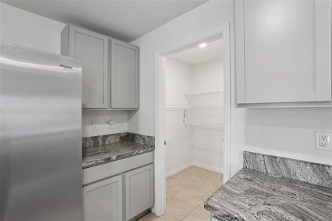House in Zephyrhills, Florida 5 bedrooms, 227.33 sq.m. № 2145474 - photo 16