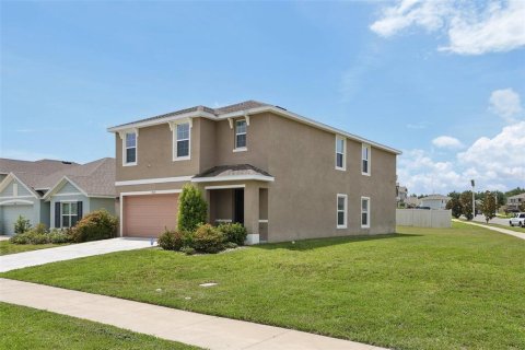 House in Zephyrhills, Florida 5 bedrooms, 227.33 sq.m. № 2145474 - photo 2