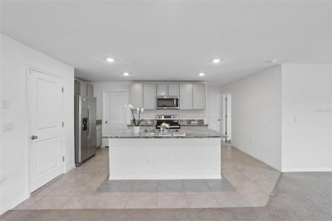 House in Zephyrhills, Florida 5 bedrooms, 227.33 sq.m. № 2145474 - photo 5