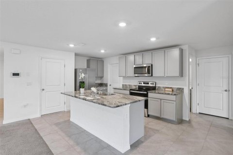 House in Zephyrhills, Florida 5 bedrooms, 227.33 sq.m. № 2145474 - photo 7