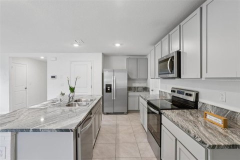 House in Zephyrhills, Florida 5 bedrooms, 227.33 sq.m. № 2145474 - photo 4