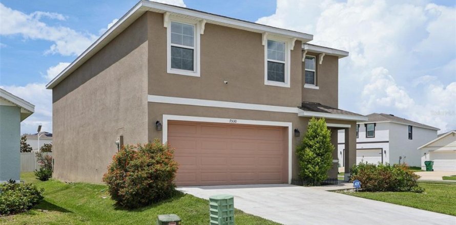 House in Zephyrhills, Florida 5 bedrooms, 227.33 sq.m. № 2145474