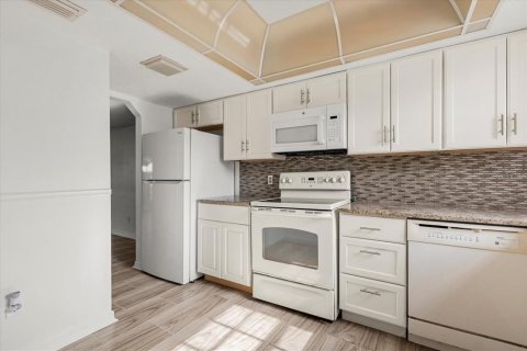 Condo in Daytona Beach, Florida, 2 bedrooms № 2238886 - photo 9