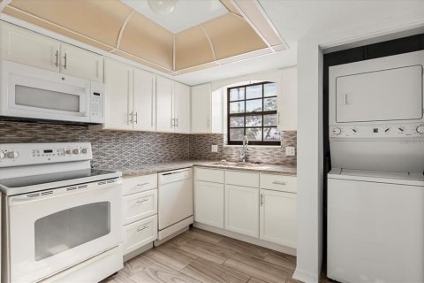Condo in Daytona Beach, Florida, 2 bedrooms № 2238886 - photo 12