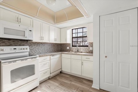 Condo in Daytona Beach, Florida, 2 bedrooms № 2238886 - photo 10