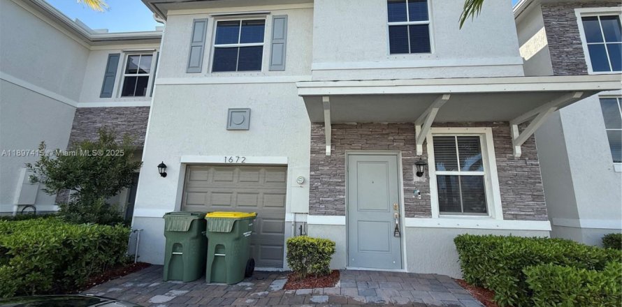 Townhouse in Homestead, Florida 4 bedrooms, 169.64 sq.m. № 2052738