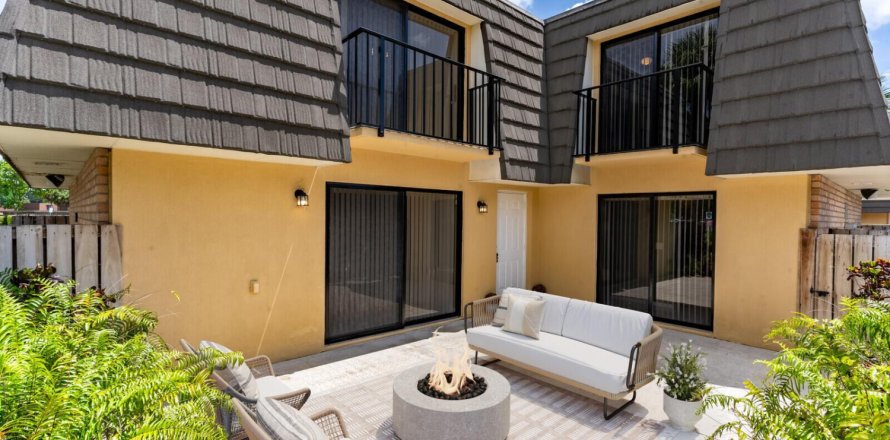 Townhouse in West Palm Beach, Florida 2 bedrooms, 114.83 sq.m. № 2394846